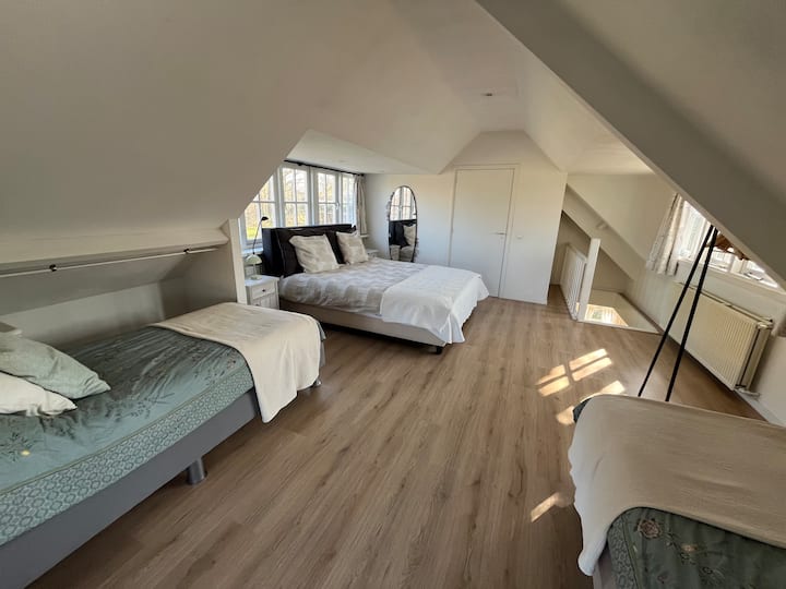 In the spacious bedroom, there are 1 twin-jumeaux  box spring and 2 single box springs of 90 x 210 