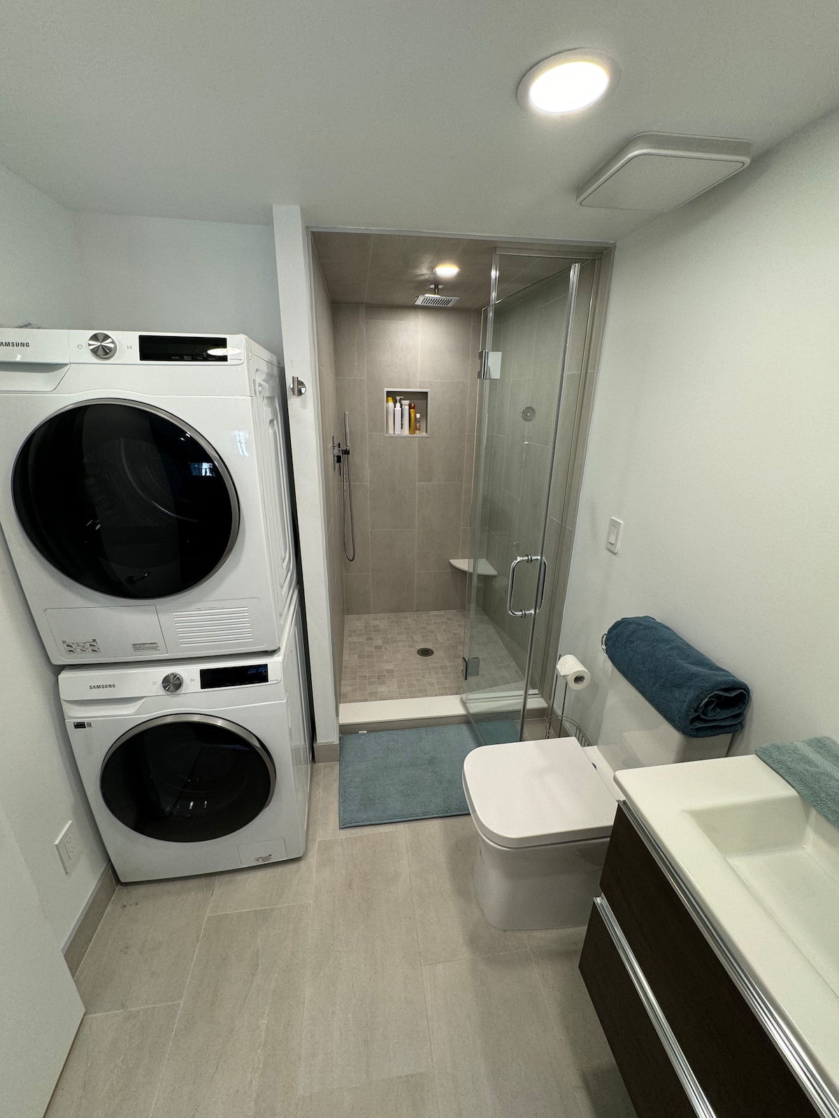 Additional view of the private studio and its open-plan layout