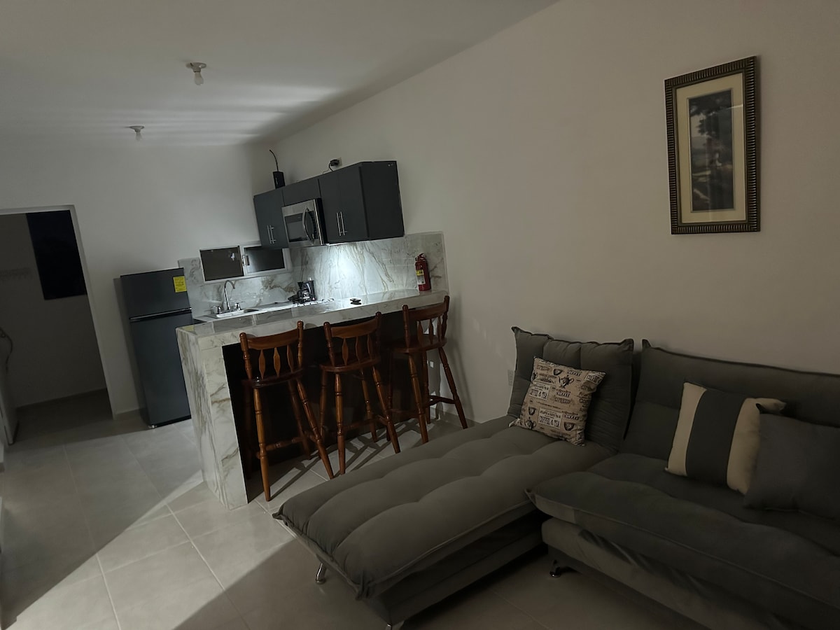 Modena, dhomë ndenjjeje e rehatshme dhe funksionale që ka 2 pjesë të njëjta që janë divan krevat tek dhe divan krevat dopio. 