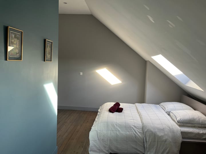 Bračni krevet 140x190 i dječji krevetić u spavaćoj sobi
