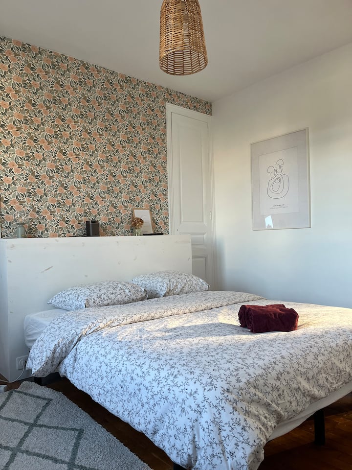 Un lit queen size 160x200.