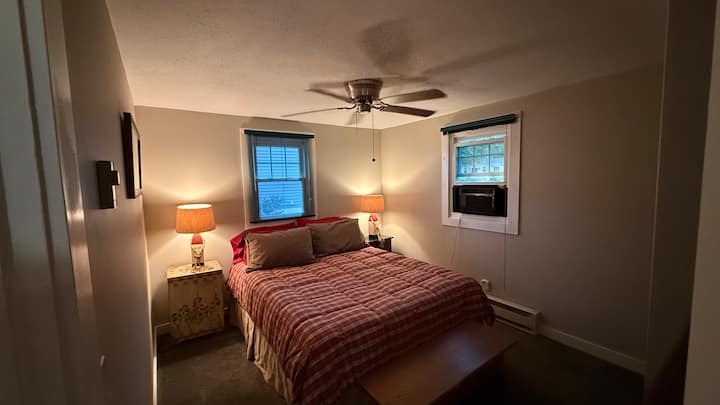 Ova udobna spavaća soba ima bračni krevet (160x200) s mekom posteljinom, stropni ventilator i klima-uređaj. Dva noćna ormarića sa svjetiljkama pružaju udoban kutak za čitanje, a prirodno svjetlo ispunjava prostoriju tijekom dana, što je čini savršenim mjestom za opuštanje.