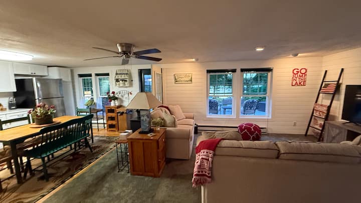 Unutrašnjost seoske kućice može se pohvaliti dnevnim boravkom, kuhinjom i kupaonicom, što joj daje savršenu atmosferu za odmor u seoskoj kućici. Topao, rustikalan izgled nadopunjuje okruženje uz jezero, što ga čini privlačnim prostorom za miran odmor.