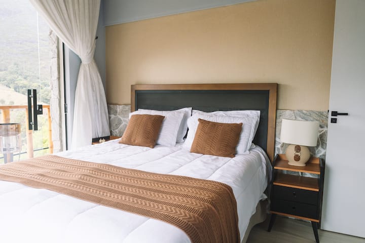 Vista frontal de la cama, perfecta para momentos de descanso y relajación.