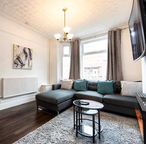 Old Trafford 3BR – Parking – WIFI – Sleeps 4