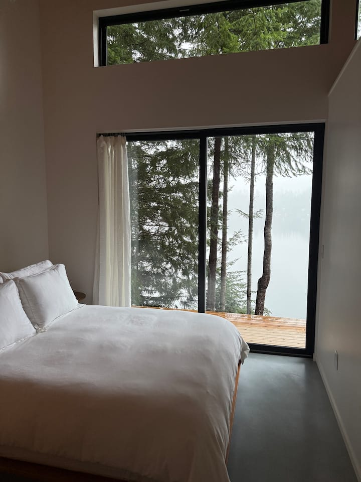 Secondary bedroom with queen bed