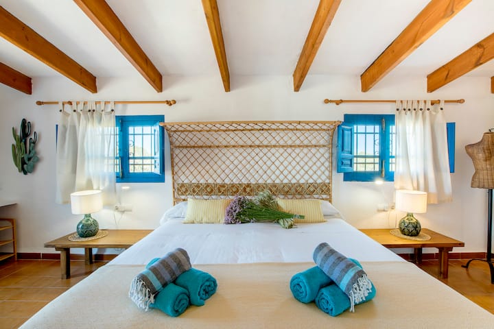 Chumba chenye kitanda cha ukubwa wa kifalme, kiyoyozi, mfumo wa kupasha joto na bafu tofauti kamili.