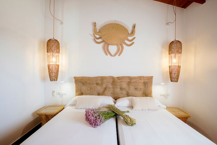 Chumba kilicho na vitanda viwili ambavyo vinaweza kuunganishwa na kutayarishwa kama feni ya dari maradufu, kiyoyozi, mfumo wa kupasha joto na bafu kamili tofauti.