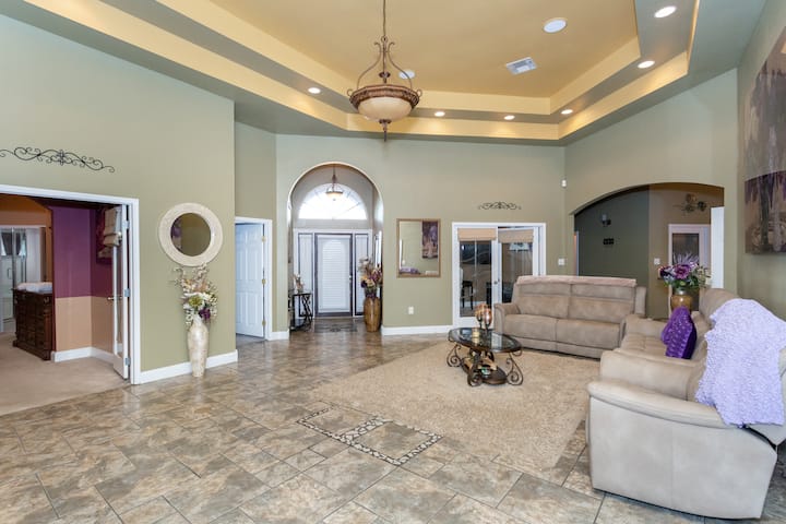 Live In Luxury Near Lsu & Downtown! Pool & Pond! - Louisiana