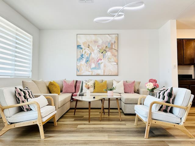 Near Strip 3000 sqft 8 beds Villa w/Pool Table