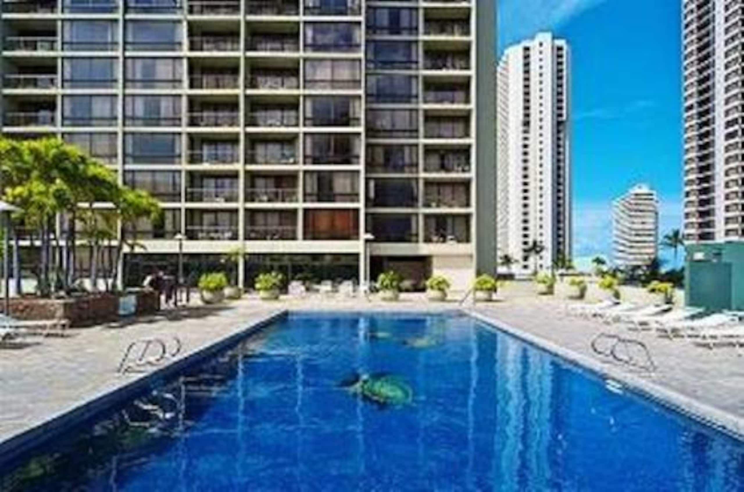 Waikiki Oceanview Condo Pool/Gym/Parking -Sleeps 6 - Image 28