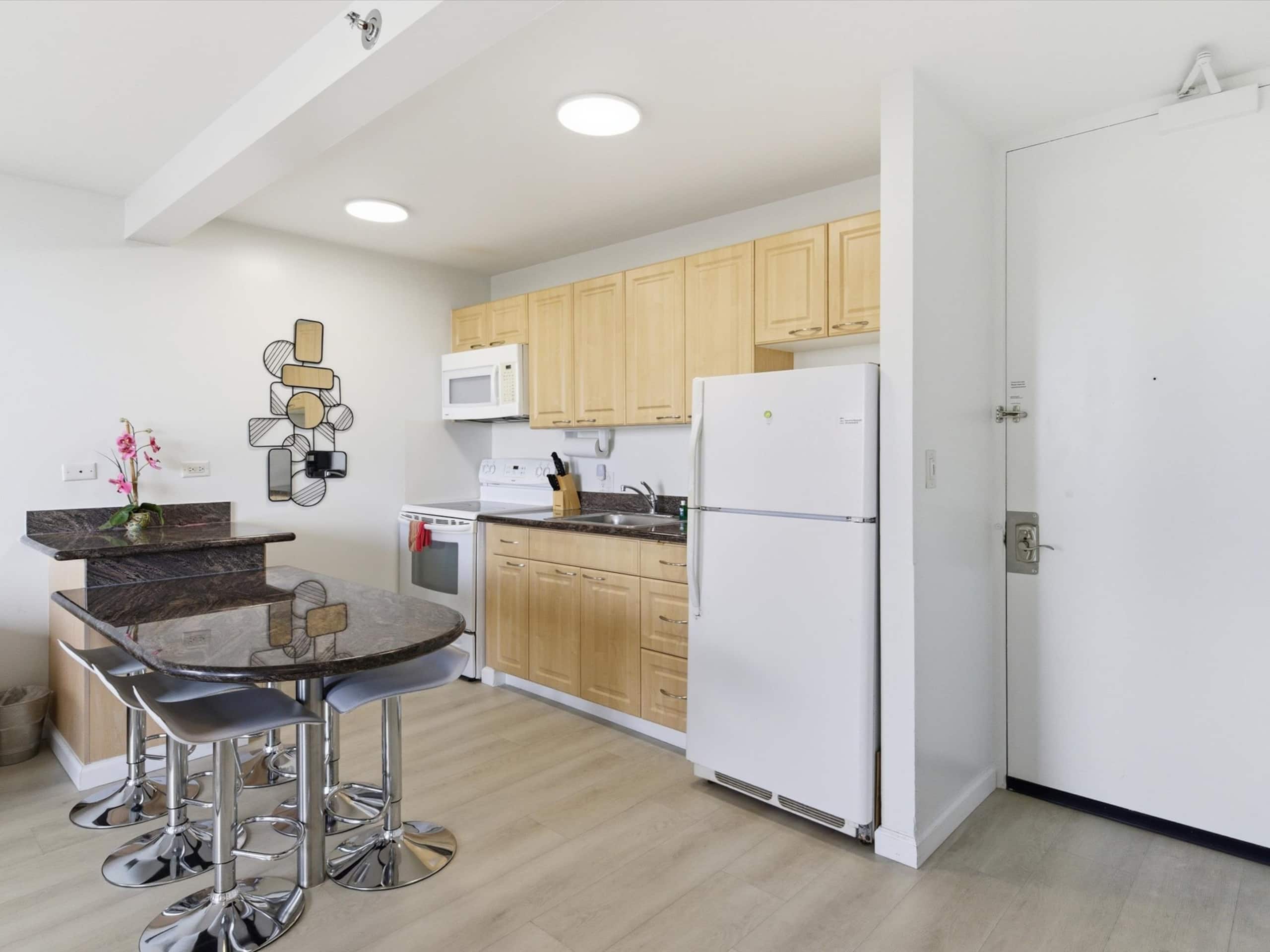 Waikiki Oceanview Condo Pool/Gym/Parking -Sleeps 6 - Image 17
