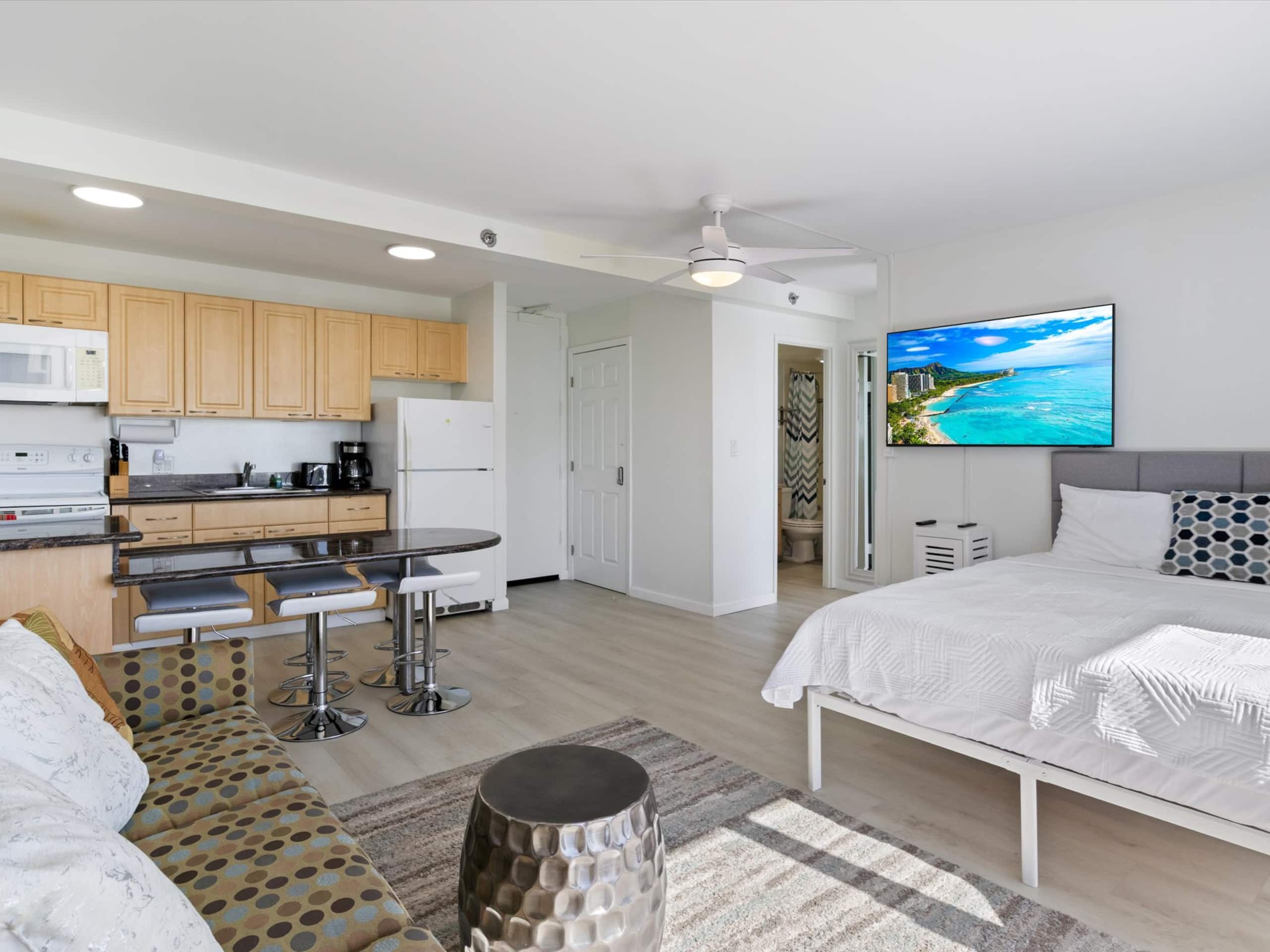Waikiki Oceanview Condo Pool/Gym/Parking -Sleeps 6 - Image 14