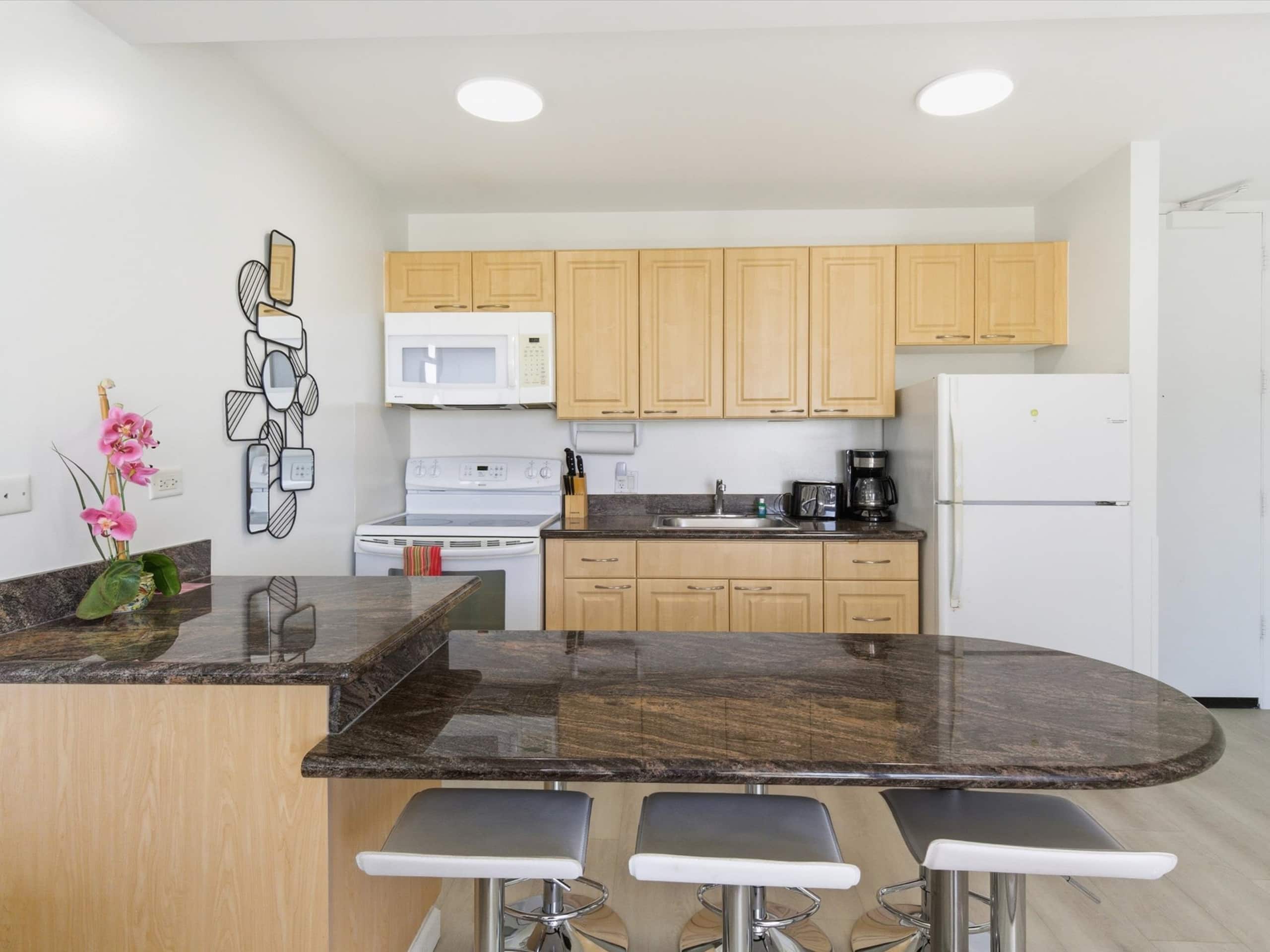 Waikiki Oceanview Condo Pool/Gym/Parking -Sleeps 6 - Image 18