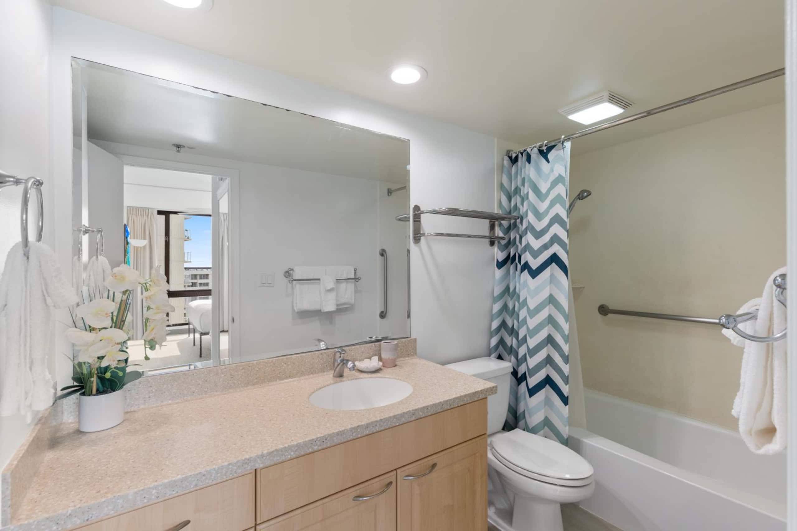 Waikiki Oceanview Condo Pool/Gym/Parking -Sleeps 6 - Image 22