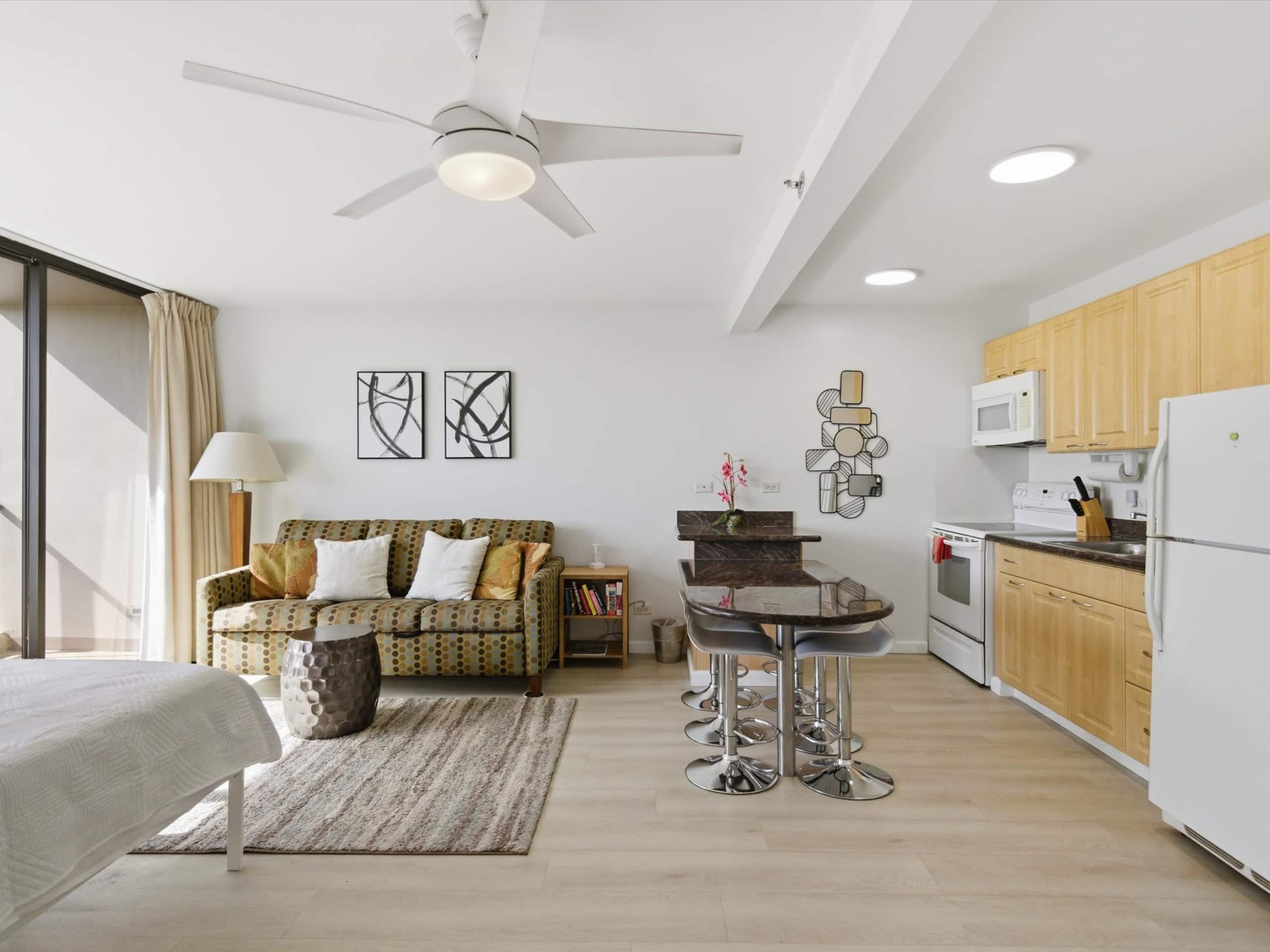 Waikiki Oceanview Condo Pool/Gym/Parking -Sleeps 6 - Image 10