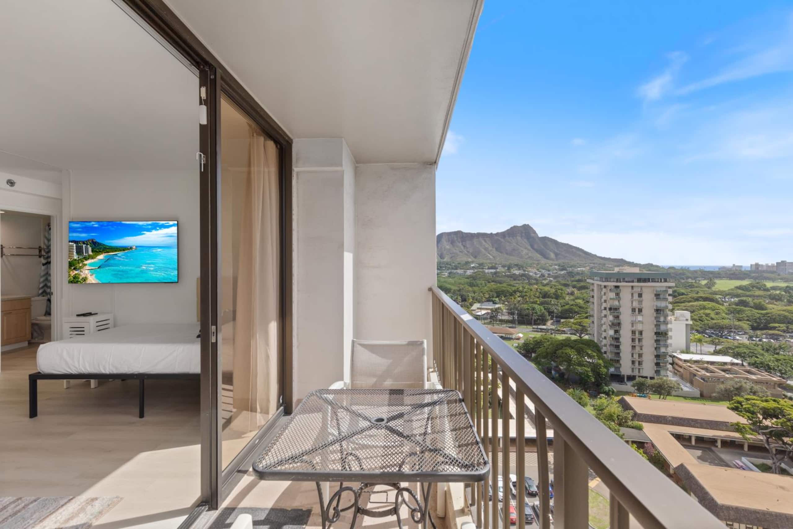 Waikiki Oceanview Condo Pool/Gym/Parking -Sleeps 6 - Image 2
