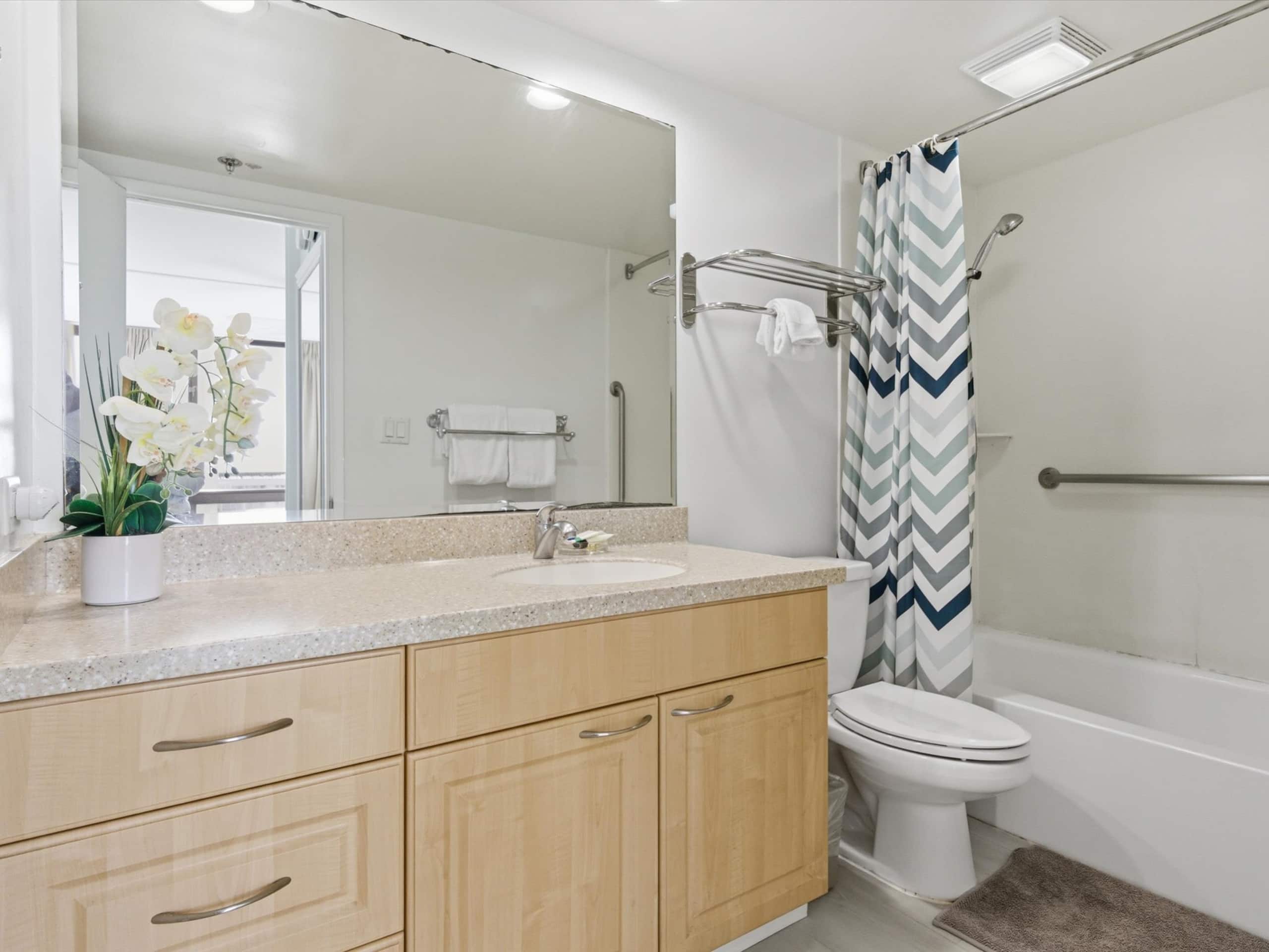 Waikiki Oceanview Condo Pool/Gym/Parking -Sleeps 6 - Image 7