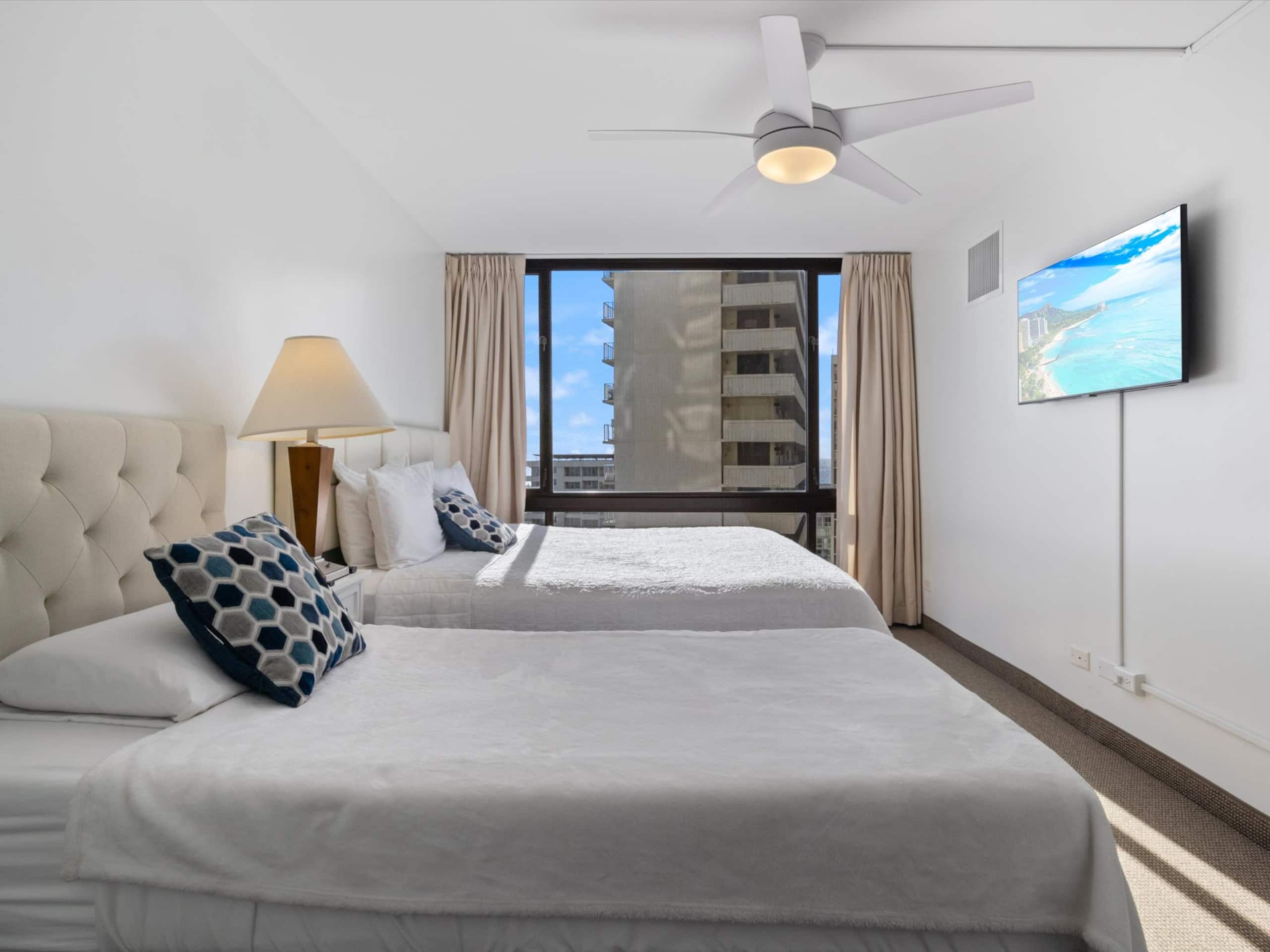 Waikiki Oceanview Condo Pool/Gym/Parking -Sleeps 6 - Image 1