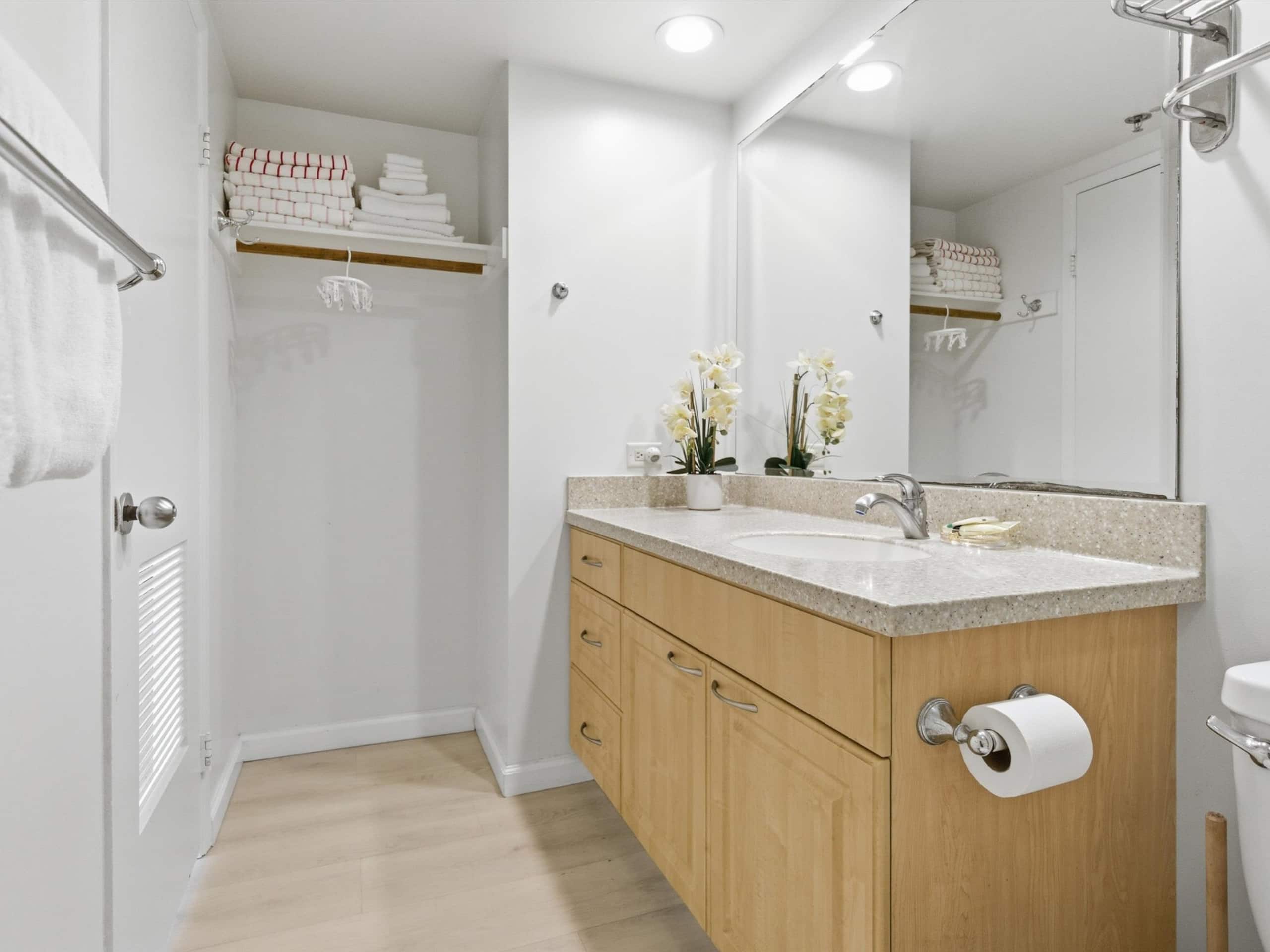 Waikiki Oceanview Condo Pool/Gym/Parking -Sleeps 6 - Image 8