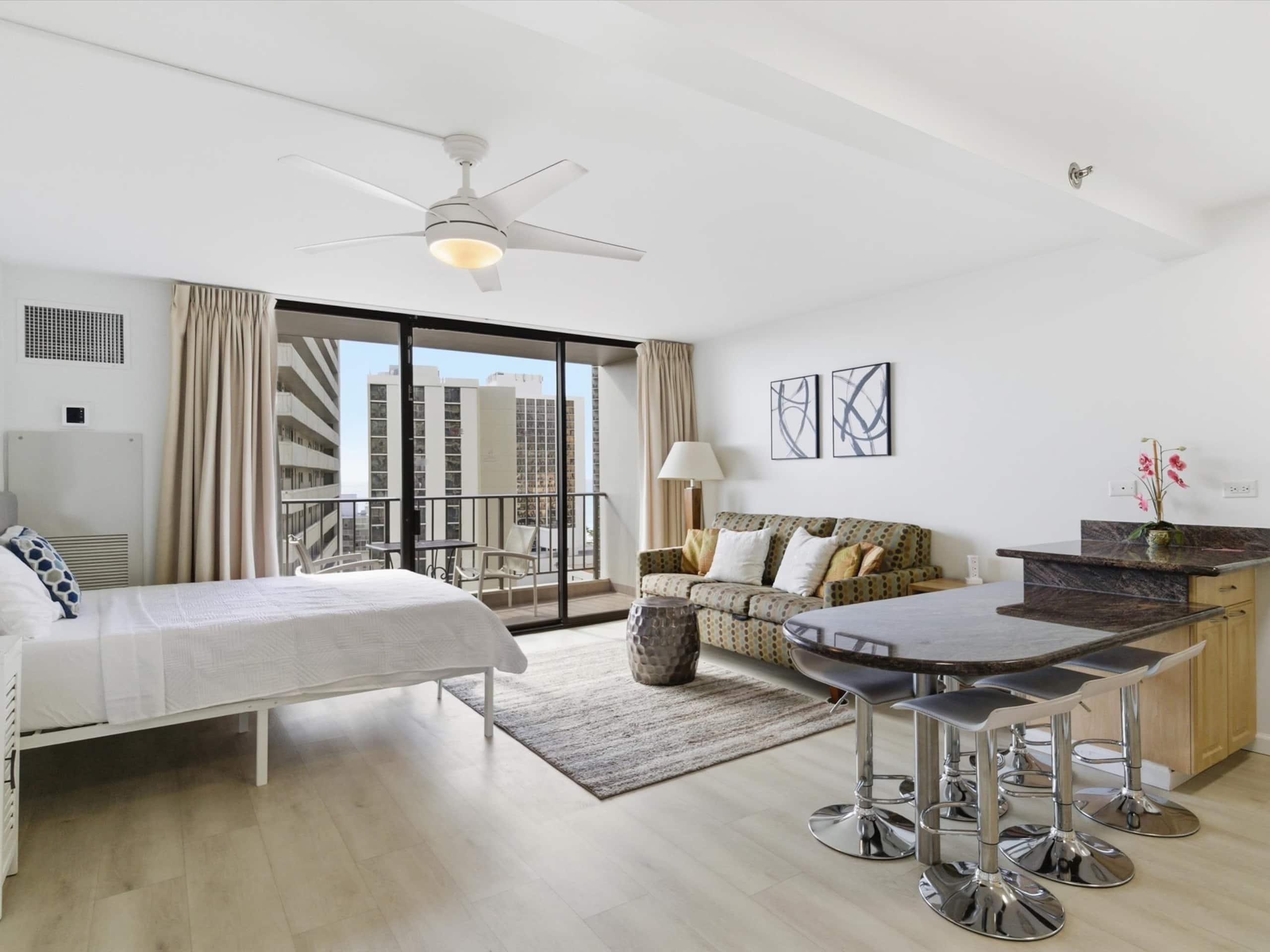 Waikiki Oceanview Condo Pool/Gym/Parking -Sleeps 6 - Image 6