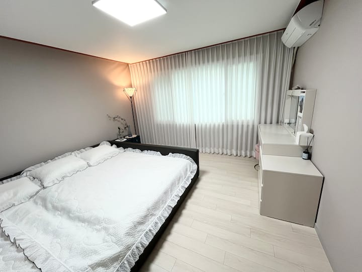 Quarto principal espaçoso com uma cama combinada queen-size e de casal.

Uma área de dormir espaçosa onde toda a família pode descansar tranquilamente
É uma cama familiar espaçosa de plataforma baixa, onde você pode vir com seu filho ou deitar-se com seus amigos. É baixo, por isso, até crianças pequenas podem ficar em segurança sem se preocupar em cair. Passe uma noite confortável e acolhedora com toda a família reunida em uma cama espaçosa e confortável.