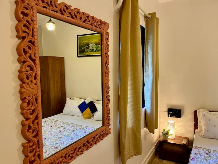 Užite si útulnú posteľ s matracom z pamäťovej peny a vychutnajte si pokojný spánok. Zobuďte sa sviežo a pripravení zvládnuť deň! Navyše priestranná skriňa so zrkadlom pre všetky vaše úložné potreby.