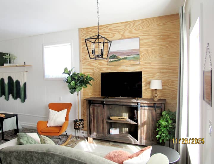 Praying Farms: Eclectic *King* Loft Studio - United States