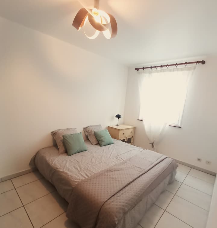 le lit est composé de deux couchages de 90 cm. il peut donc être moduler selon les besoins. merci de nous en faire la demande au préalable avant votre séjour.