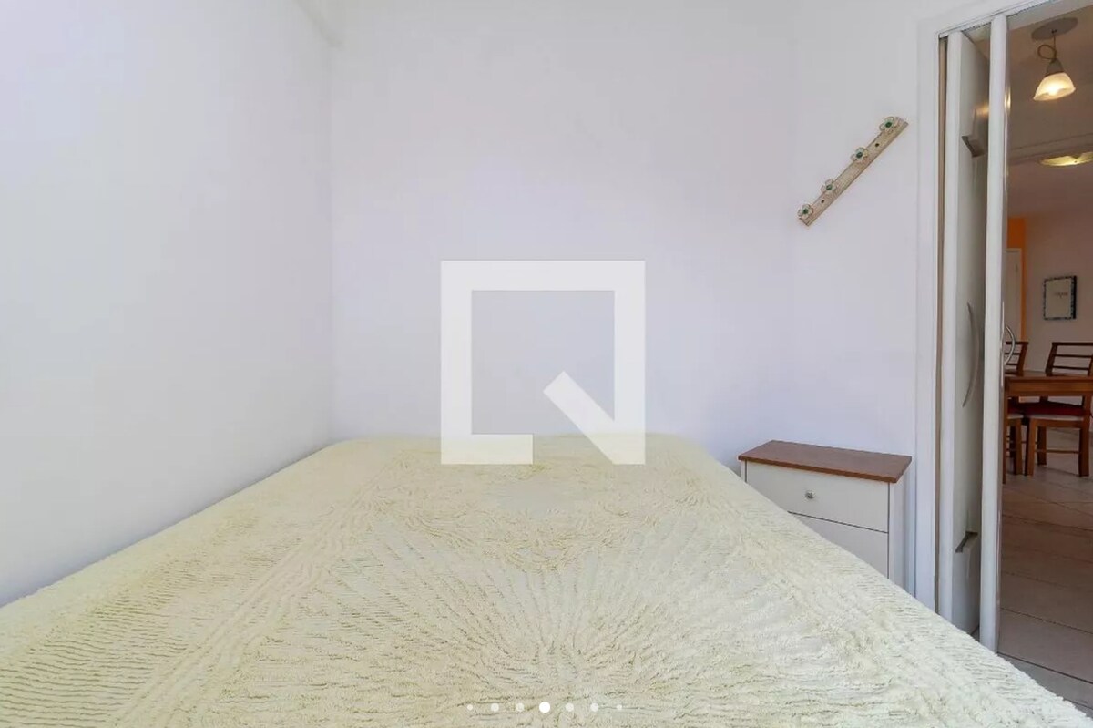 מיטת קווין סייז לנוחות ולילות יפים, עם מאוורר תקרה.
