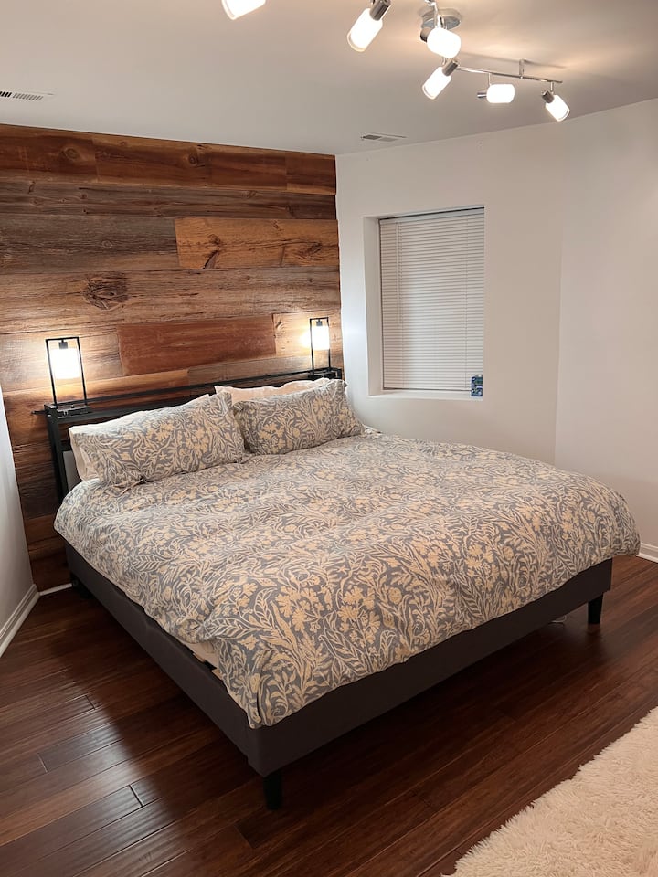 Veľmi pohodlná manželská posteľ veľkosti King s úložným čelo postele, okresom s vysokými vláknami, posteľnou bielizňou z egyptskej bavlny a pohodlnou prikrývkou s mäkkou prikrývkou.