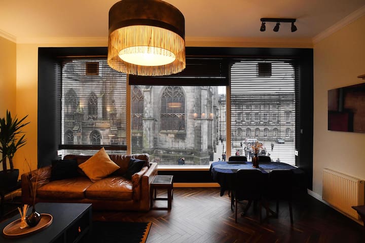 Best Royal Mile View 2BR Next to Edinburgh Castle