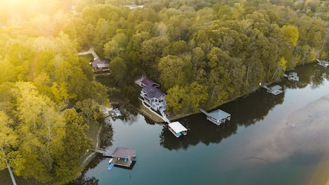 Keowee Lakefront Home | Hot Tub, Kayaks, Dock!