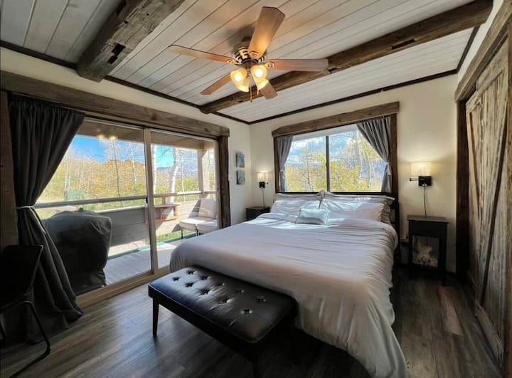 Dhomë gjumi kryesore me krevat dopio "king size", verandë dhe pamje.