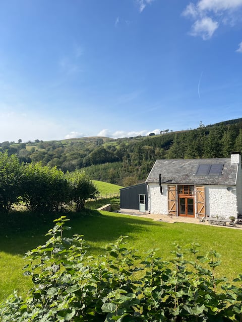 Gelliwiglan Cottage: A Unique Off-Grid Hideaway