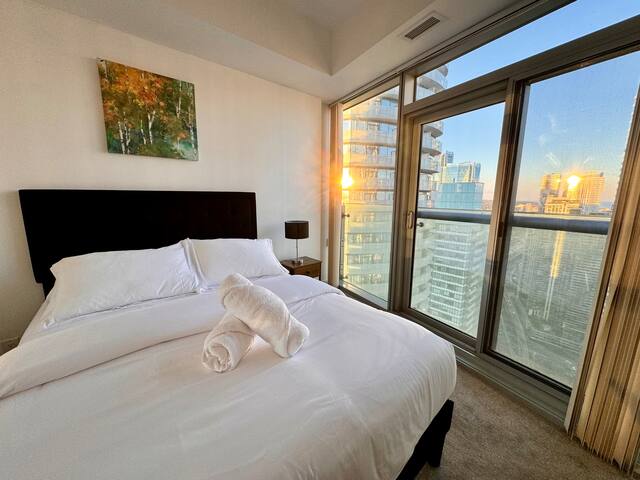 Spacious Condo W/Free Parking/By CN Tower