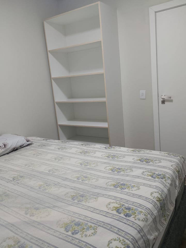 Леглото в тази стая е гигантско, много удобно ☺️