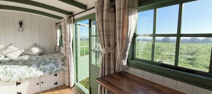 Sienna Sunrise Shepherd's Hut, Staffordshire - スタッフォード
