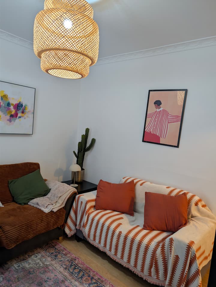 Prime Central Location In Derry City, Sleeps Six - Londonderry