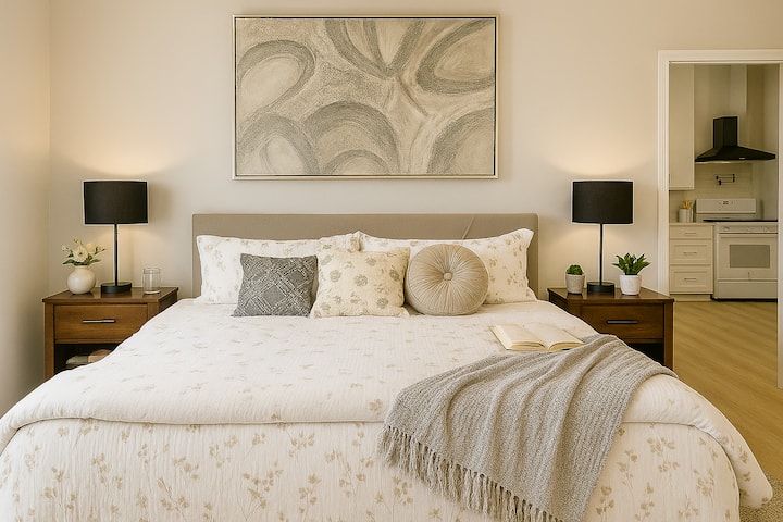 Cama tamaño king con sábanas y almohadas de primera calidad, diseñada para la comodidad y el descanso de calidad durante estancias prolongadas.