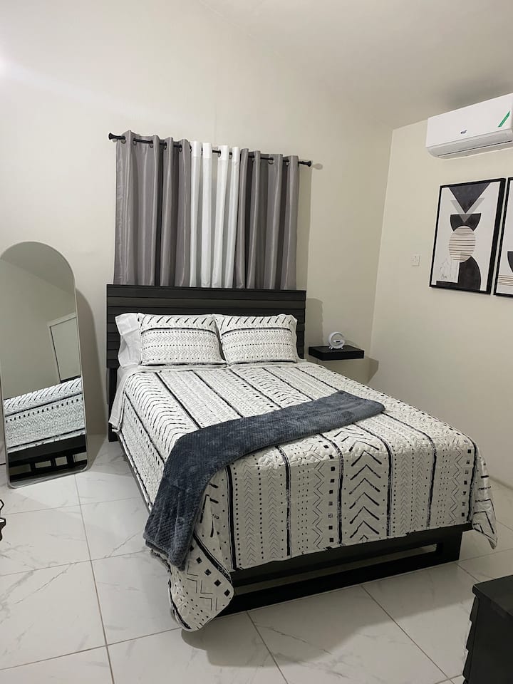 חדר ממוזג עם מזרן Queen Pillow Top, מצעי כותנה רכים, מאפשר שינה נוחה. 