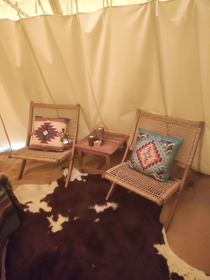 Eneo la kukaa kwenye teepee ili kuvuta bomba la amani. 