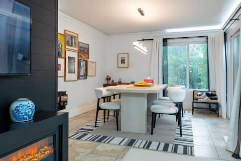 The Whole Condo Artist's Home in The Forest，1414ft