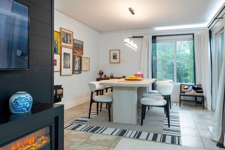 The Whole Condo Artist's Home in The Forest，1414ft