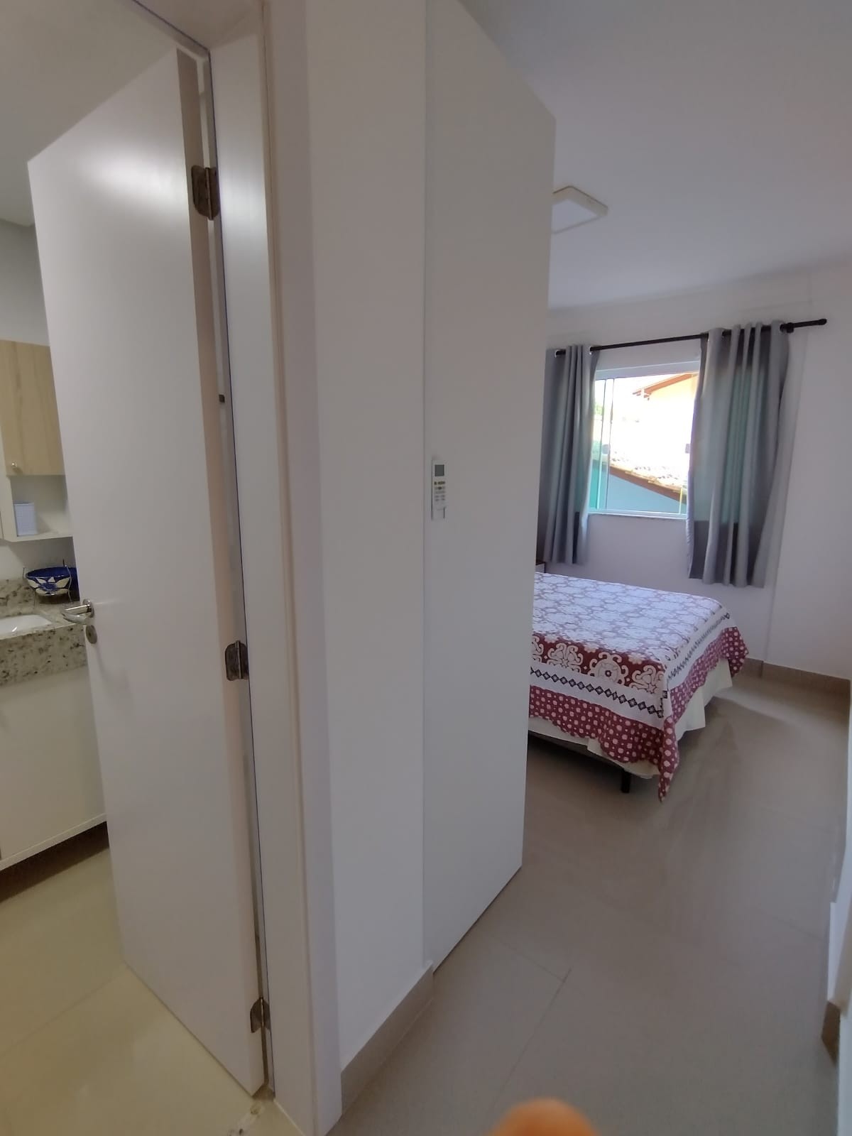 جناح بسرير مزدوج ومكيف هواء.