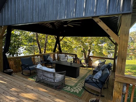 Large Pond View, 2 min to Lake! Hot tub