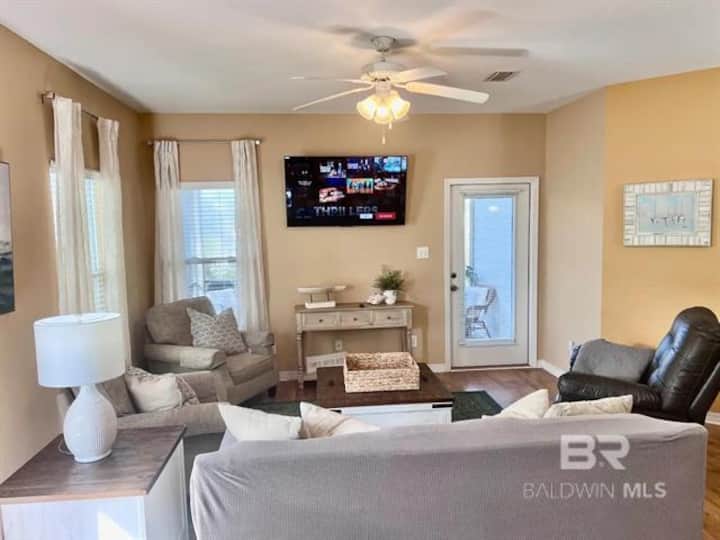 Smart TV u dnevnom boravku. Kauč za spavanje i iznimno udoban naslonjač.