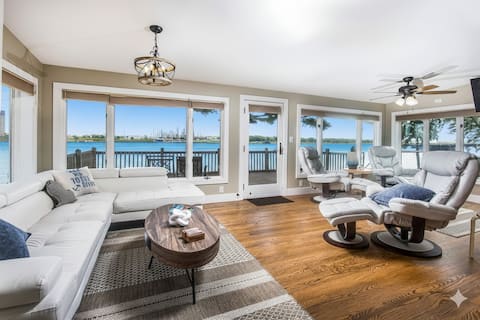 Hot Tub and Freighters Riverfront 3BR with 2 Kings