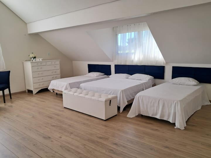 Dhomë me 3 krevate lart. Komodinë dhe komo për ruajtje.
