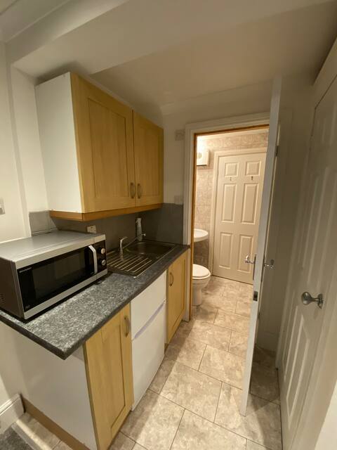 Top performing Airbnb: Self’contained free parking Close to Heathrow in Spelthorne